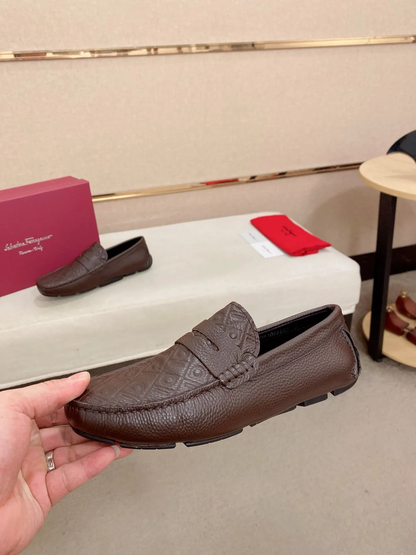 Men's shoes💰: 560💰High-end quality! Ferragamo🆕🆕Exclusive hot-selling products in stock🔥🔥New products on the shelves, high-quality Ferragamo men's pea shoes, high-end casual driving shoes, with complete packaging! 💪 💪 Material: imported first-layer pebbled cowhide 🐂 + imported high-quality water-dyed cowhide lining + wear-resistant outsole 👍🏻👍🏻 Features: high-end and comfortable, purely handmade 🚀 🚀 Create the perfect shoe that suits you best 🔥 🔥 Size: (38-44) 45 standard size can be customized!